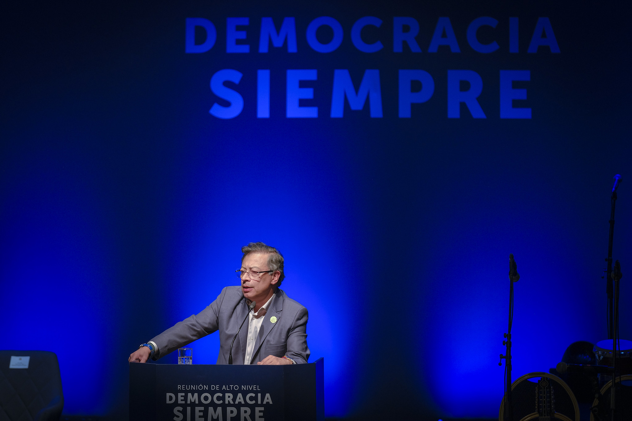 Canciller (e) Rosa Yolanda Villavicencio Mapy acompaña al Presidente Gustavo Petro durante su intervención en el Encuentro con la Sociedad Civil en el marco de la ‘Reunión de Alto Nivel: Democracia Siempre’