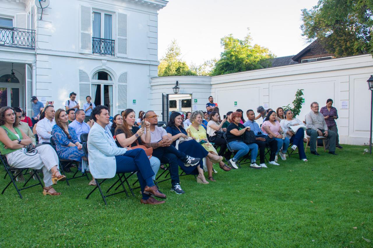 Artistas, gestores culturales, representantes de medios de comunicación, cuerpo diplomático y demás asistentes al conversatorio