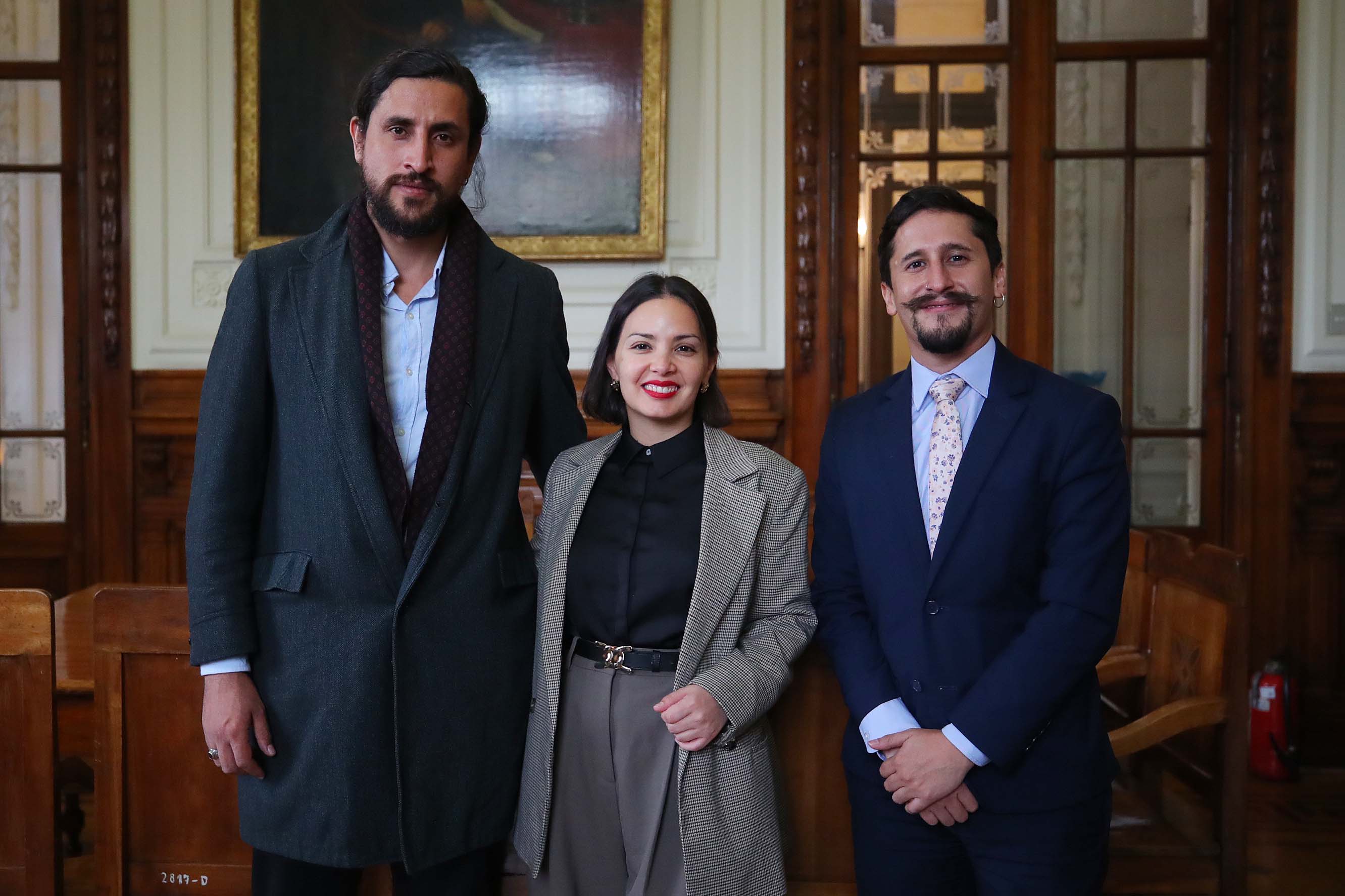 De izquierda a derecha, Viceministro de Cultura, Fabián Sánchez; Ministra de Cultura de Chile, Carolina Arredondo; Embajador de Colombia en Chile, Sebastian Guanumen