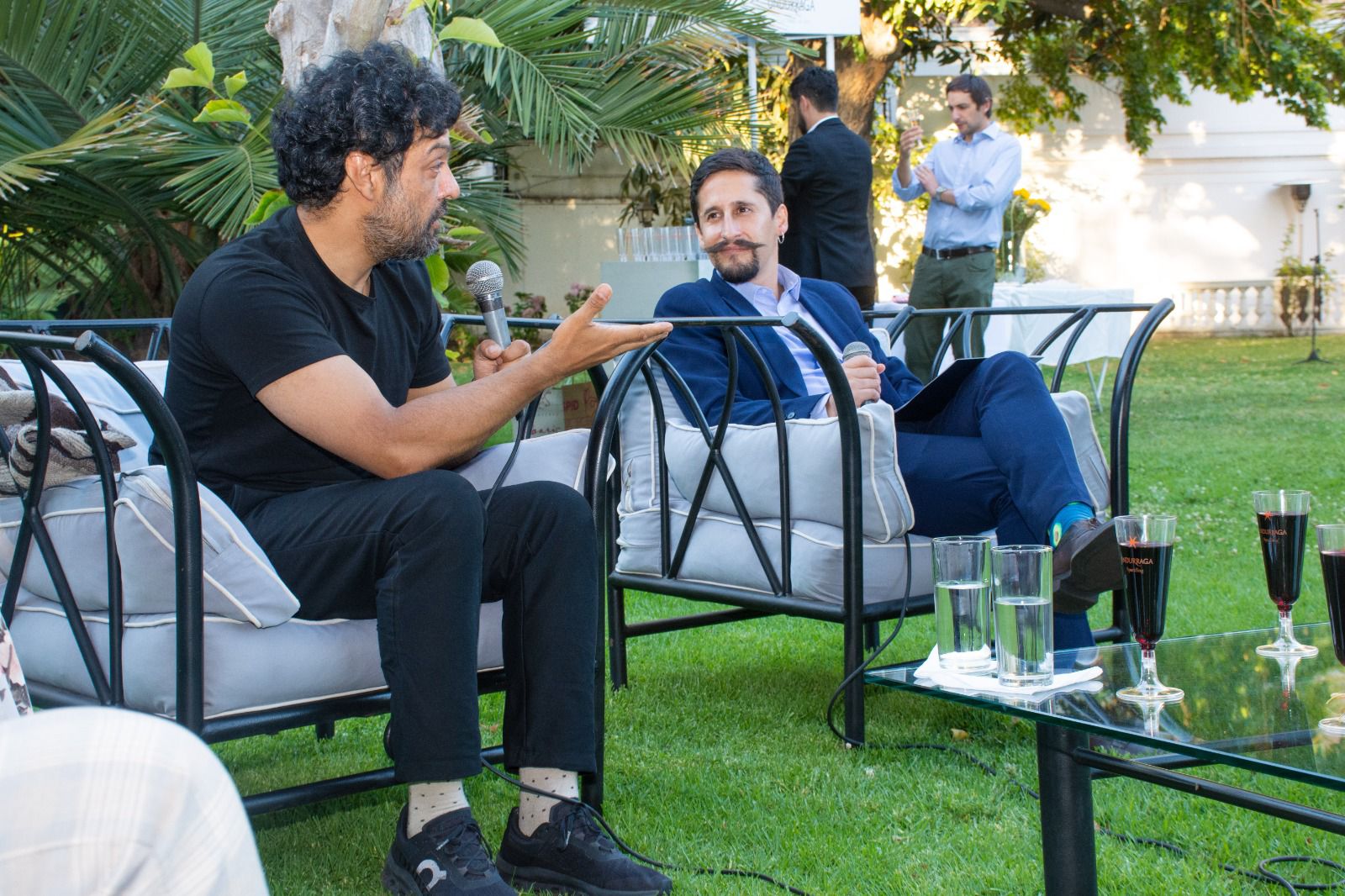 El actor Julián Román y el embajador Sebastian Guanumen platicando sobre el teatro en Colombia.