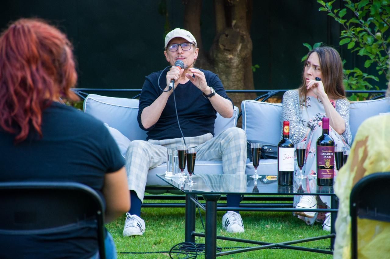 El dramaturgo Fabio Rubiano y la actriz Marcela Valencia, reflexionando acerca de la fundación del Teatro Petra.