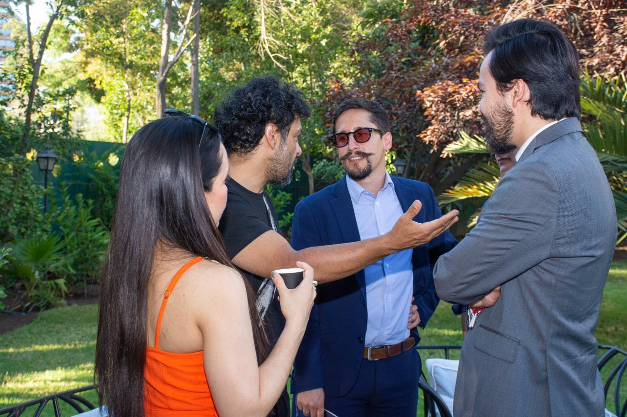 El elenco del Teatro Petra conversando con la misión diplomática de Colombia en Chile.