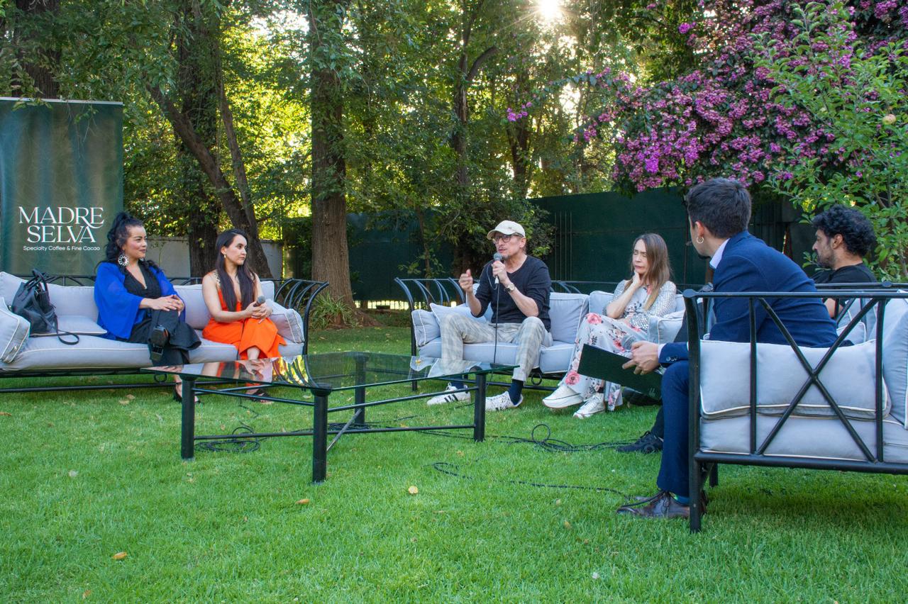 El elenco del Teatro Petra y el Embajador Sebastian Guanumen.