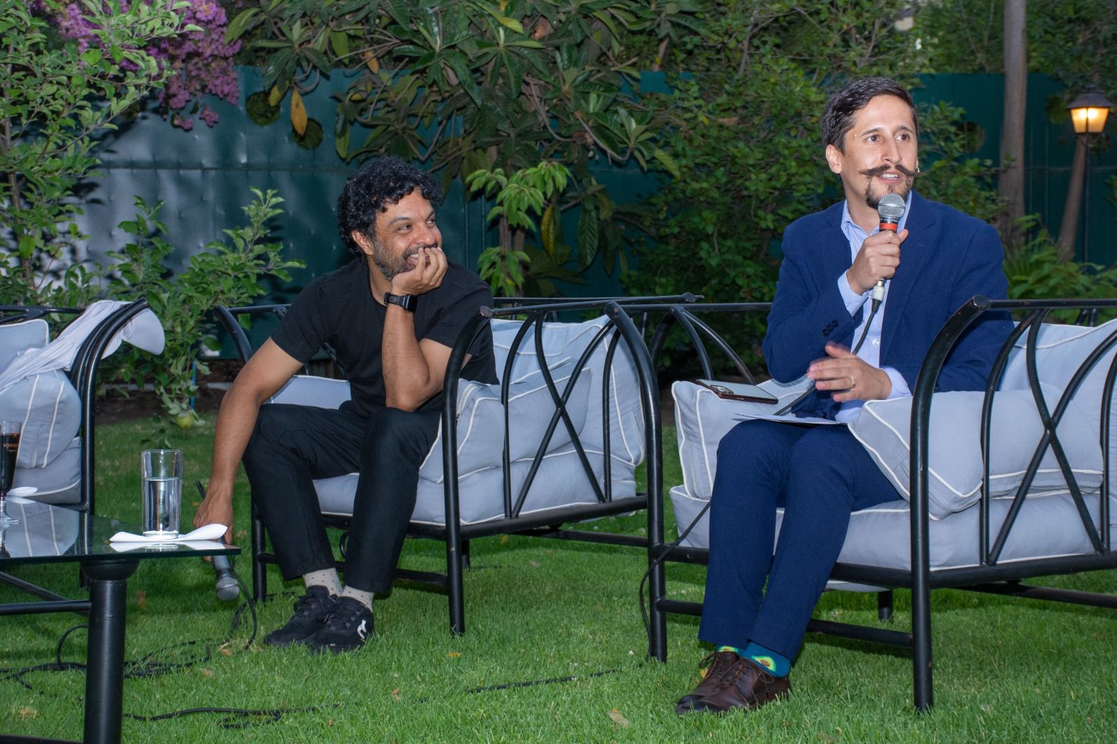 El embajador Sebastian Guanumen moderando el conversatorio junto al actor Julián Román.