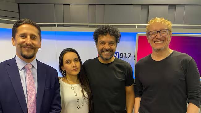 El embajador Sebastian Guanumen y el elenco del Teatro Petra, en su orden, Juanita Cetina, Julian Roman y Fabio Rubiano; en ADN Radio Chile.