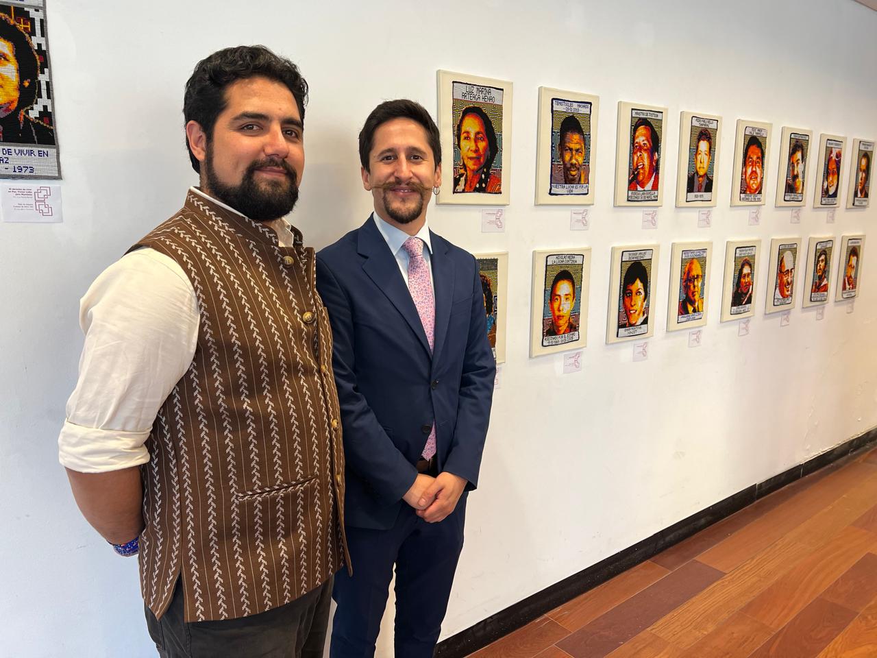 El embajador de Colombia en Chile, Sebastián Guanumen Parra, visitando la exposición liderada por el experto Mateo Perea.