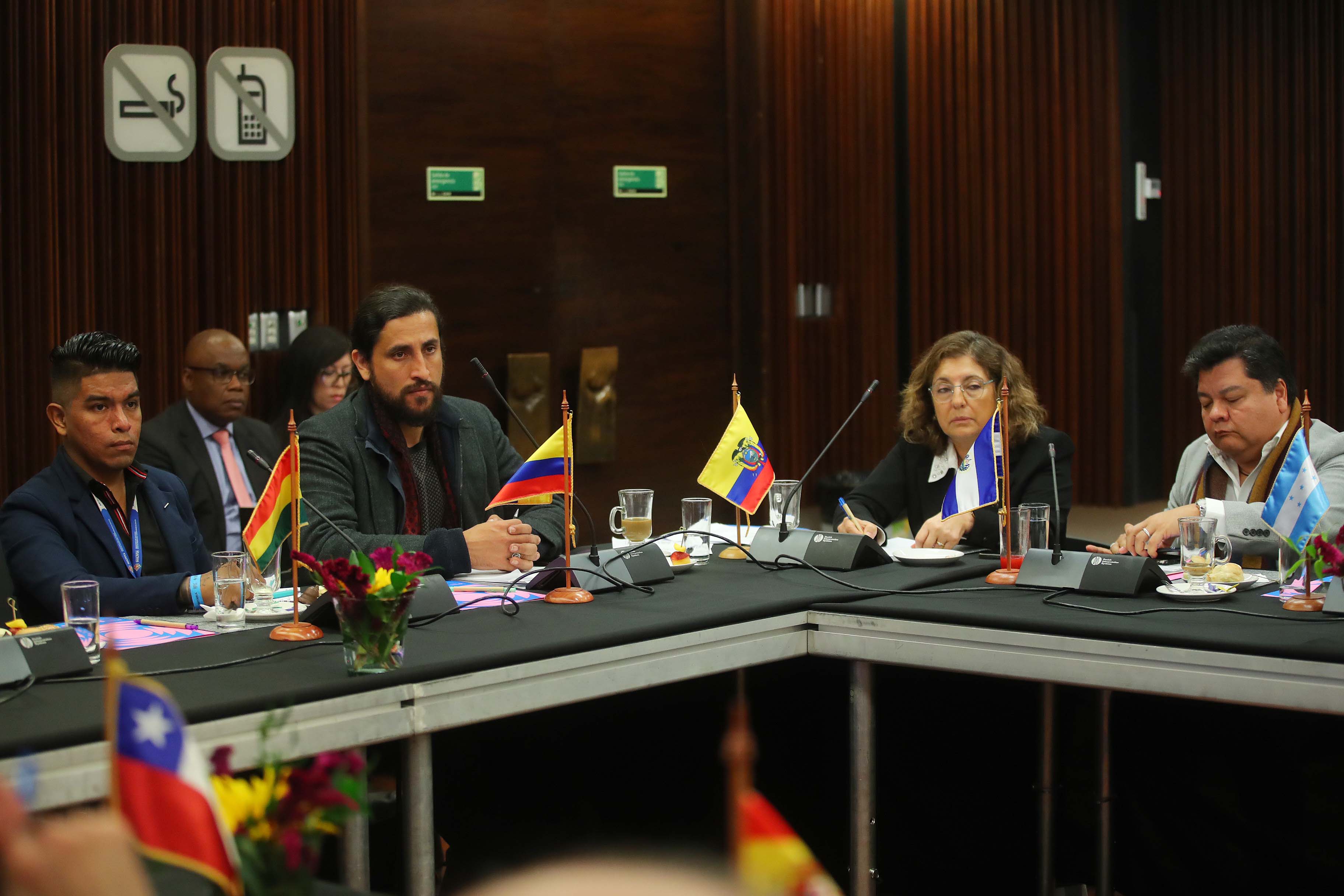 El viceministro Fabián Sánchez, liderando la comitiva en Santiago de Chile.