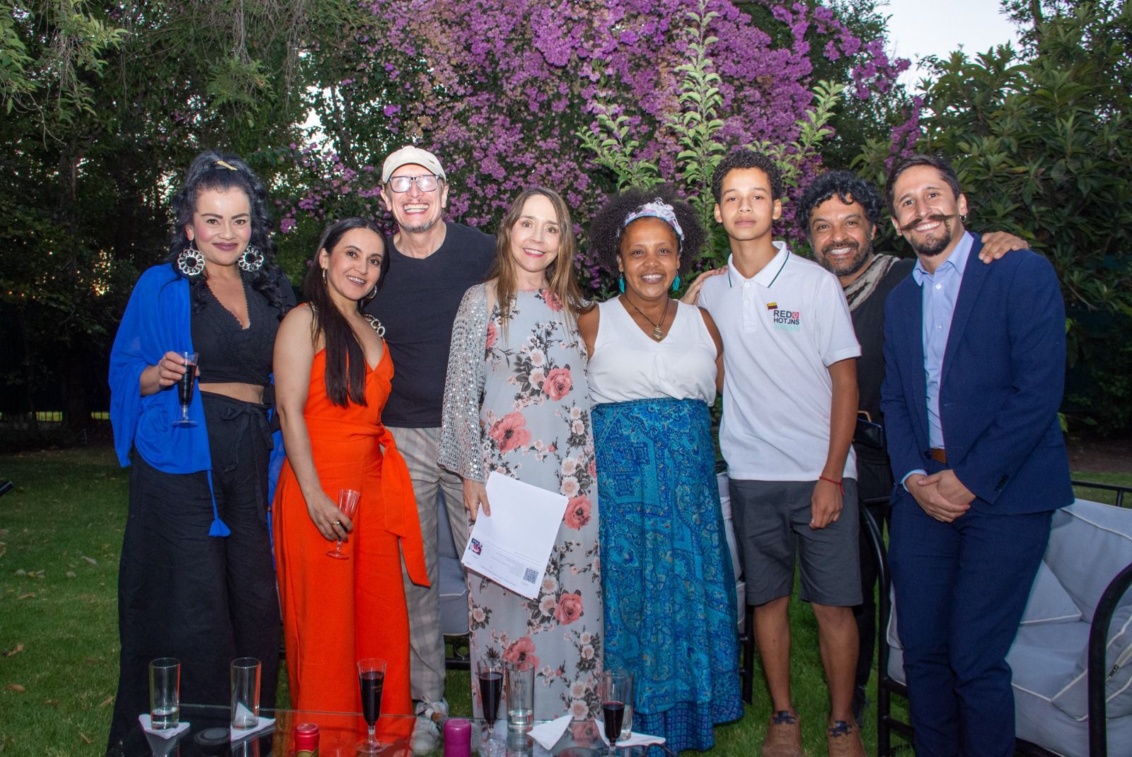 Elenco del Teatro Petra con colombianos ganadores de entradas para el estreno de la obra.