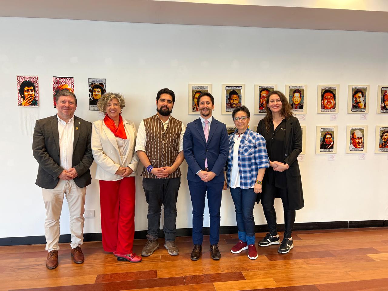 Embajador de Colombia en Chile, cuerpo diplomático, expertos en tejido invitados y representantes de la Universidad de Chile en la exposición.