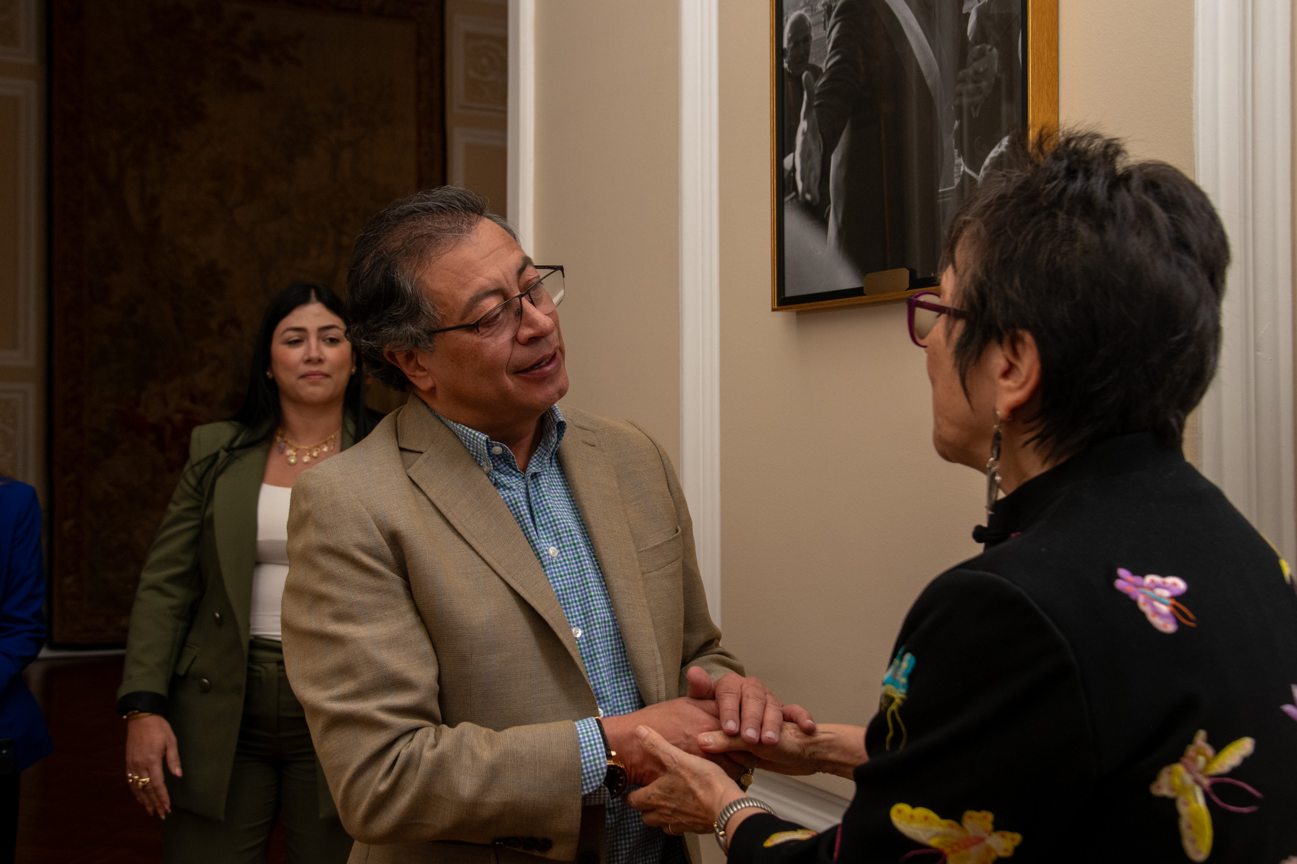 residente Gustavo Petro y la embajadora de Chile en Colombia, María Inés Ruz Zañartu, durante la entrega del retrato del expresidente chileno Salvador Allende