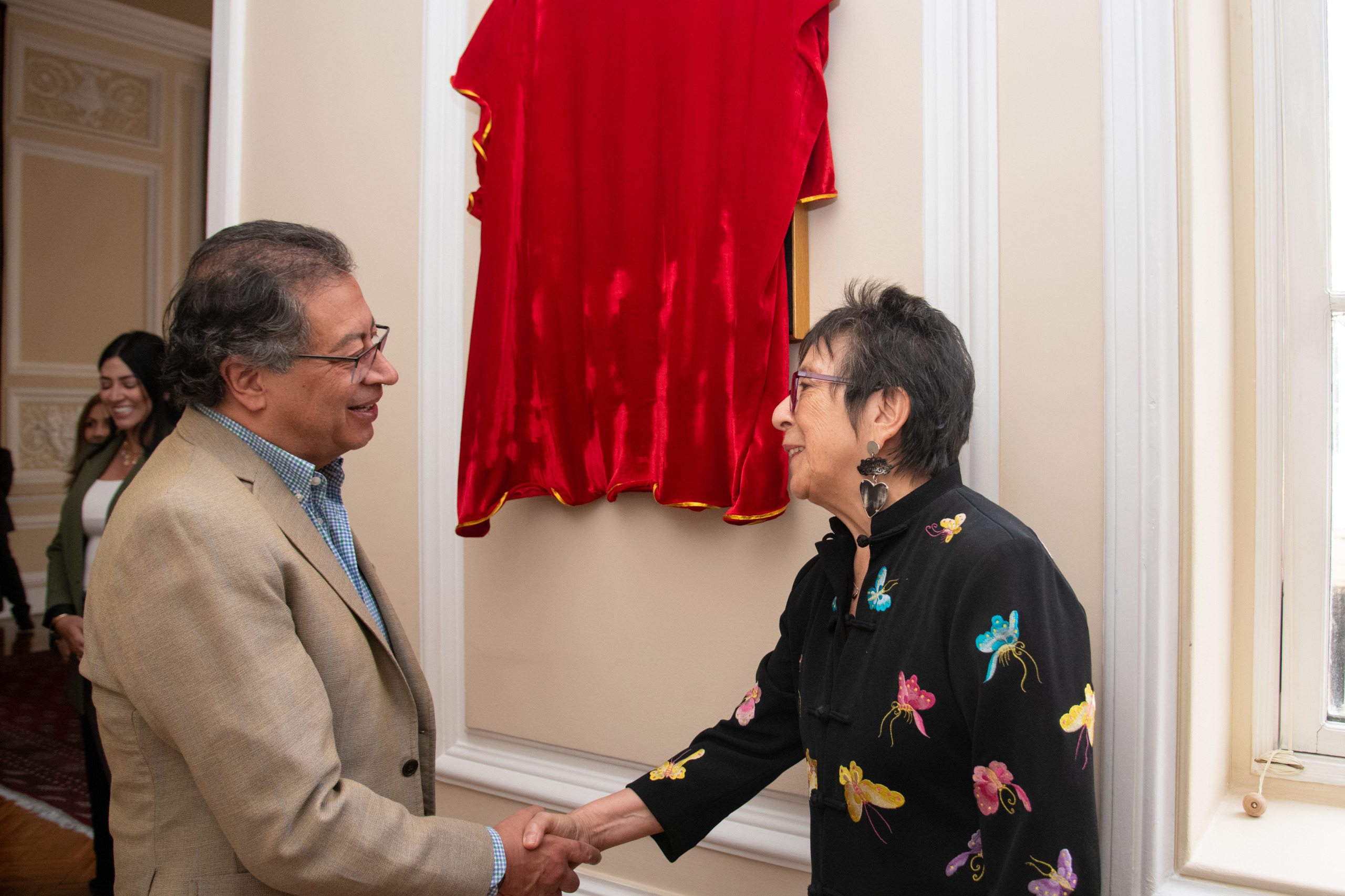 Foto del Presidente Gustavo Petro y la embajadora de Chile en Colombia, María Inés Ruz Zañartu, durante la entrega del retrato del expresidente chileno Salvador Allende