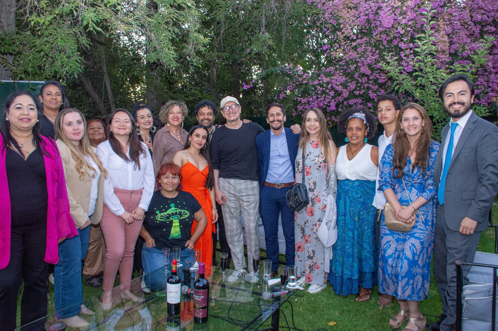 Equipo de la misión diplomática en Chile con el Teatro Petra.