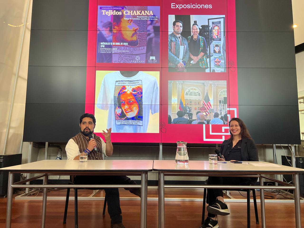 Mateo Perea y moderadora representante de la Universidad de Chile, interactuando con el público de la charla sobre tejido en Los Andes.