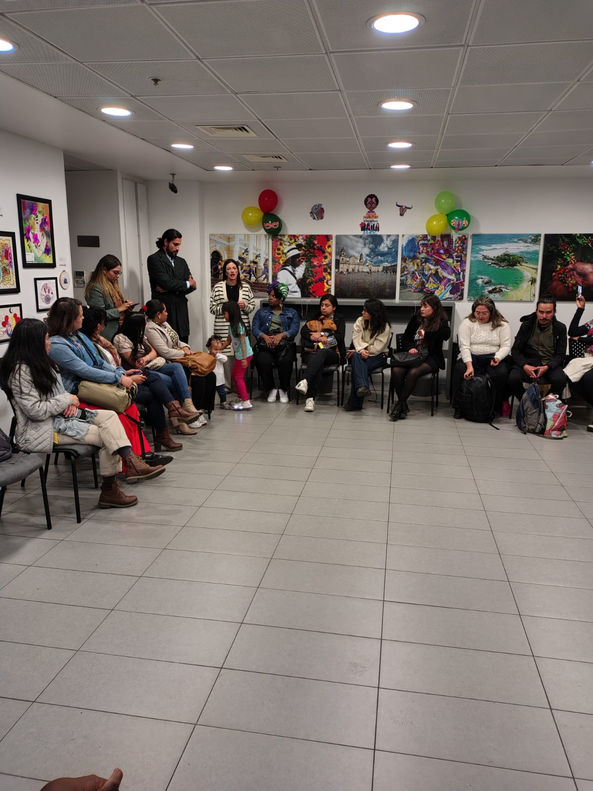 Reunión con la comunidad colombiana en Chile, en el Consulado de Colombia_
