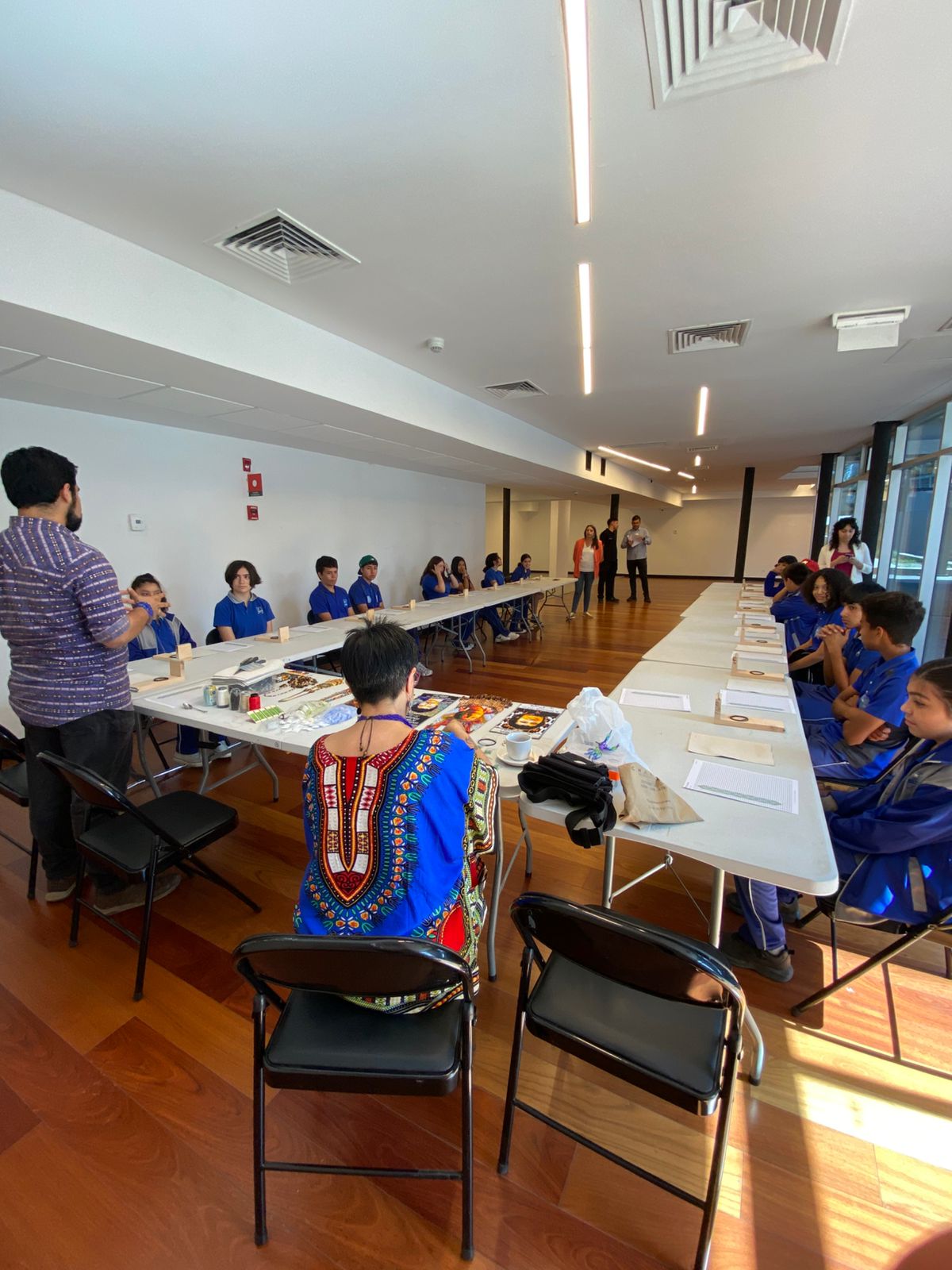 Taller de tejido Chakana con comunidad chilena y colombiana.