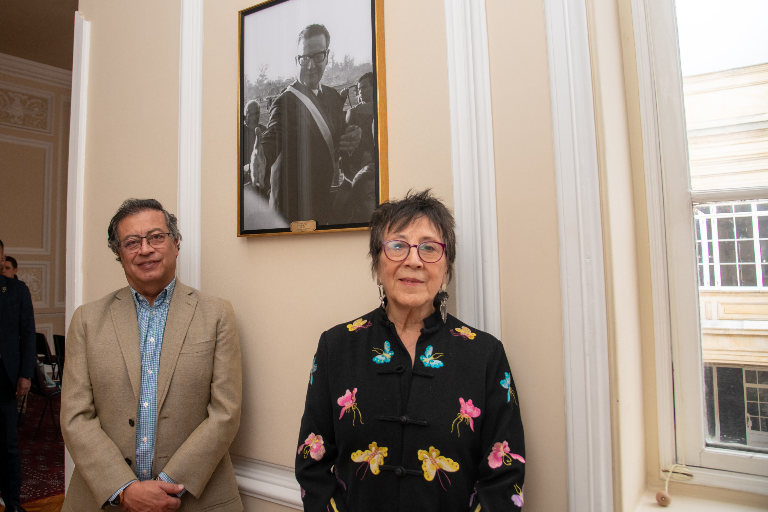 Foto del Presidente Gustavo Petro y la embajadora de Chile en Colombia, María Inés Ruz Zañartu, durante la entrega del retrato del expresidente chileno Salvador Allende