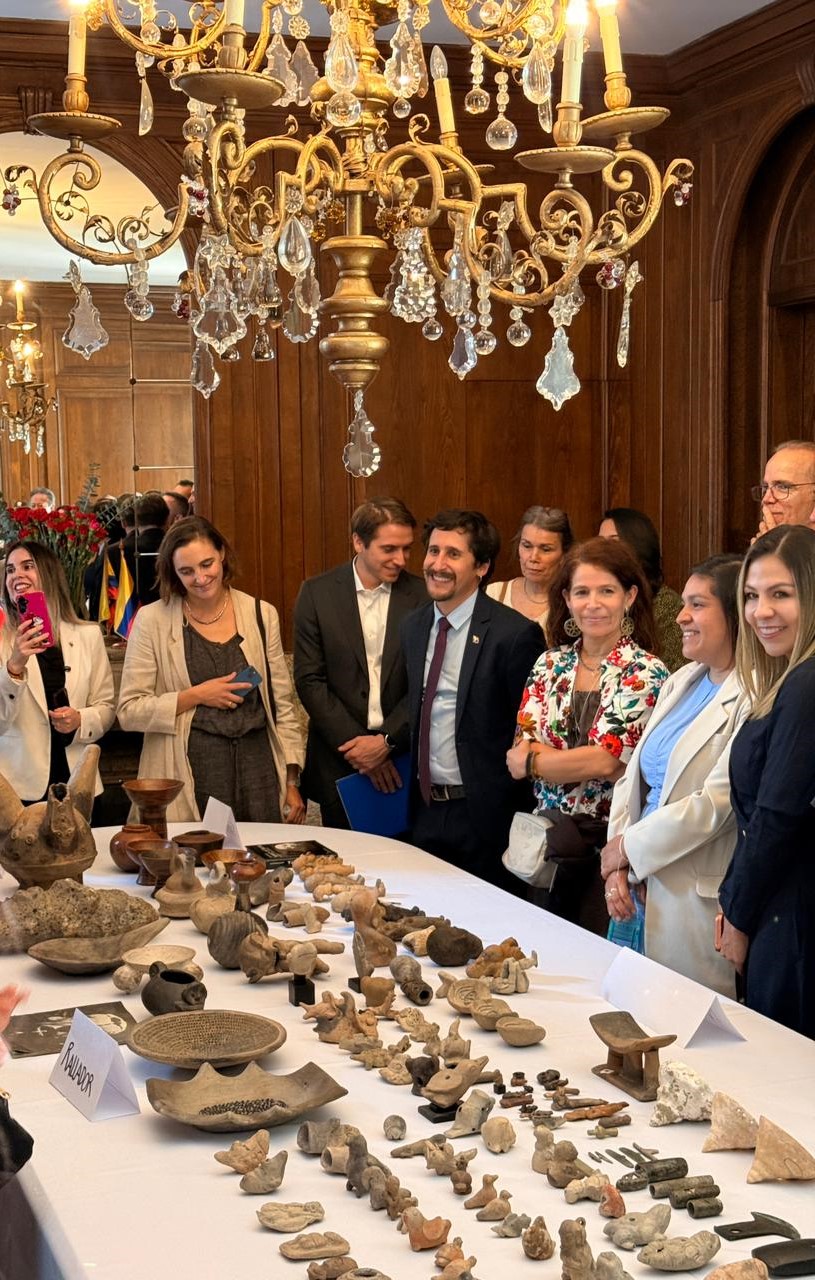 Entrega de piezas precolombinas embajada de Colombia en Chile