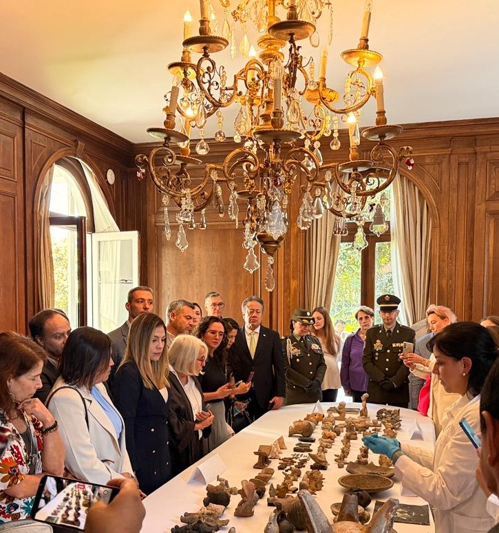 Entrega de piezas precolombinas embajada de Colombia en Chile