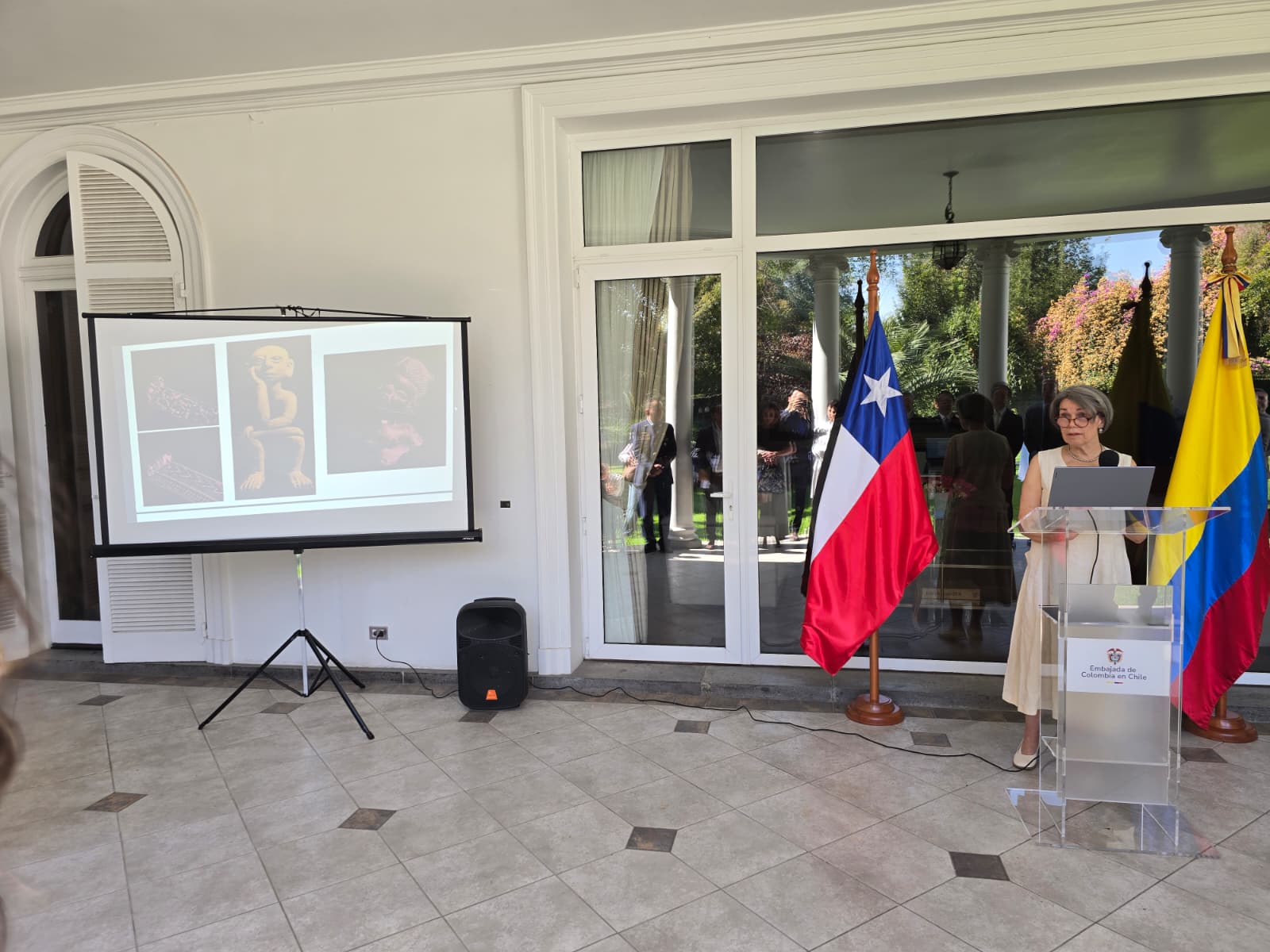 Entrega de piezas precolombinas embajada de Colombia en Chile