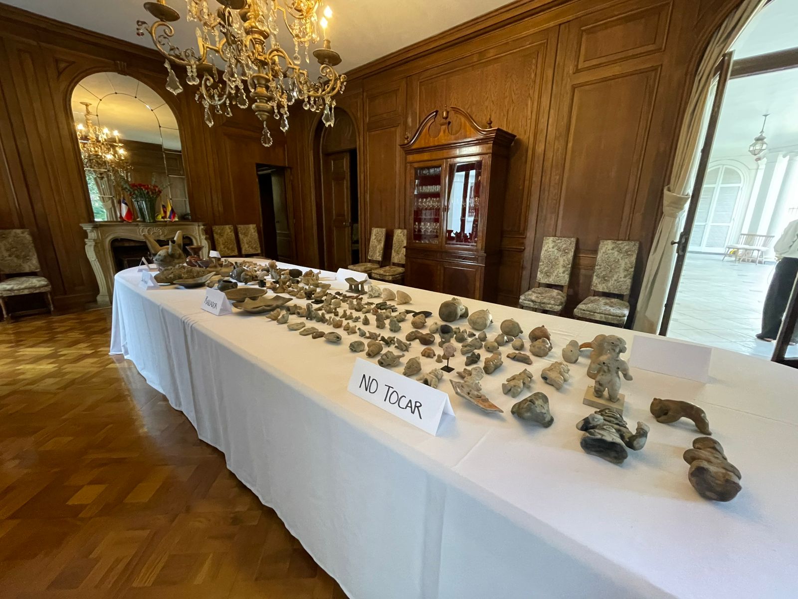Entrega de piezas precolombinas embajada de Colombia en Chile