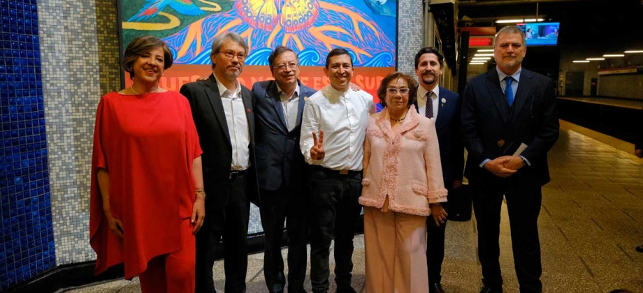 Canciller (e) Rosa Yolanda Villavicencio Mapy y el Presidente Gustavo Petro asisten a la inauguración del mural 'Nuestro norte es el sur' en el Metro de Santiago de Chile