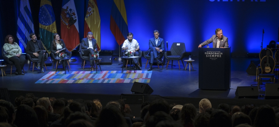 Canciller (e) Rosa Yolanda Villavicencio Mapy acompaña al Presidente Gustavo Petro durante su intervención en el Encuentro con la Sociedad Civil en el marco de la ‘Reunión de Alto Nivel: Democracia Siempre’