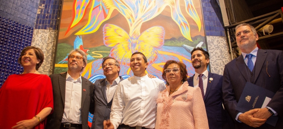 Metro de Santiago recibe mural “Nuestro norte es el sur”, legado artístico y diplomático del Gobierno de Colombia