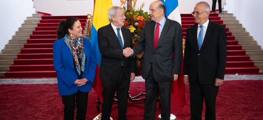 Canciller Álvaro Leyva fortalece las relaciones bilaterales con su homólogo chileno, Alberto van Klaveren, y la ministra de Defensa del país austral