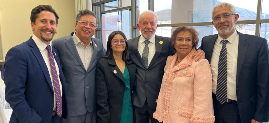 Ministra de Relaciones Exteriores (e), Rosa Yolanda Villavicencio Mapy, acompaña al Presidente Gustavo Petro en el encuentro Democracia Siempre, en el que los presidentes acordaron combatir la desinformación
