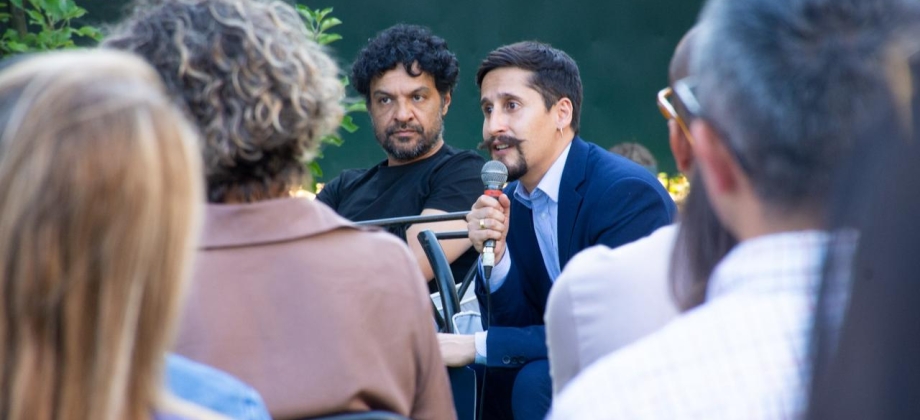 El embajador Sebastian Guanumen, junto al actor Julian Roman, durante la bienvenida al conversatorio con el Teatro Petra.