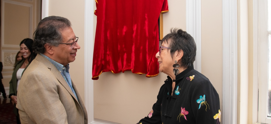 Foto del Presidente Gustavo Petro y la embajadora de Chile en Colombia, María Inés Ruz Zañartu, durante la entrega del retrato del expresidente chileno Salvador Allende