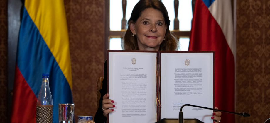 Con acuerdos que refuerzan sus relaciones bilaterales y un apoyo decidido a las mujeres, Cancilleres de Colombia y Chile realizan reunión del Consejo de la Asociación