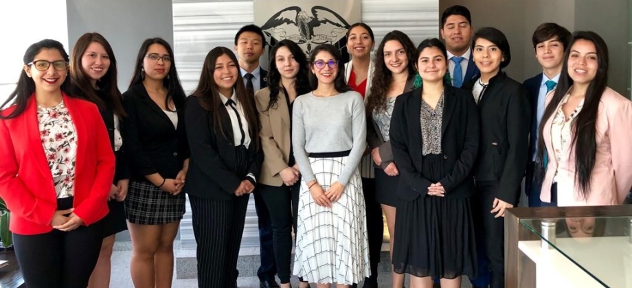 Estudiantes de la Universidad de Santiago de Chile que representaron a Colombia en el Modelo de ONU organizado por la Universidad Nacional Autónoma de México, visitaron la Embajada colombiana