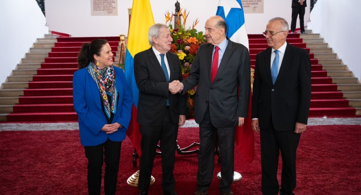 Canciller Álvaro Leyva fortalece las relaciones bilaterales con su homólogo chileno, Alberto van Klaveren, y la ministra de Defensa del país austral