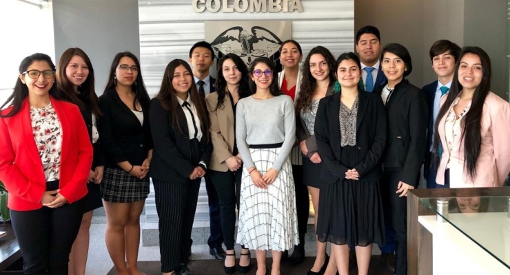 Estudiantes de la Universidad de Santiago de Chile que representaron a Colombia en el Modelo de ONU organizado por la Universidad Nacional Autónoma de México, visitaron la Embajada colombiana